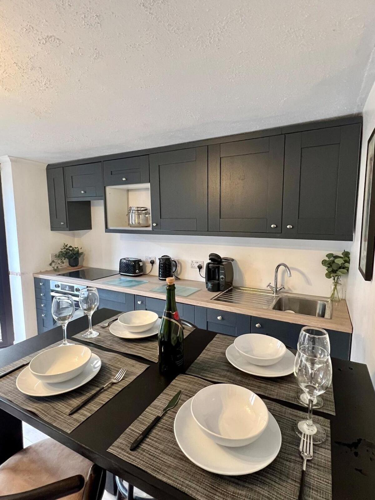 Chapel Court - Centre - Free Parking Available - Entire - Self Check-in - Outside Space - Free Wi-fi Apartamento