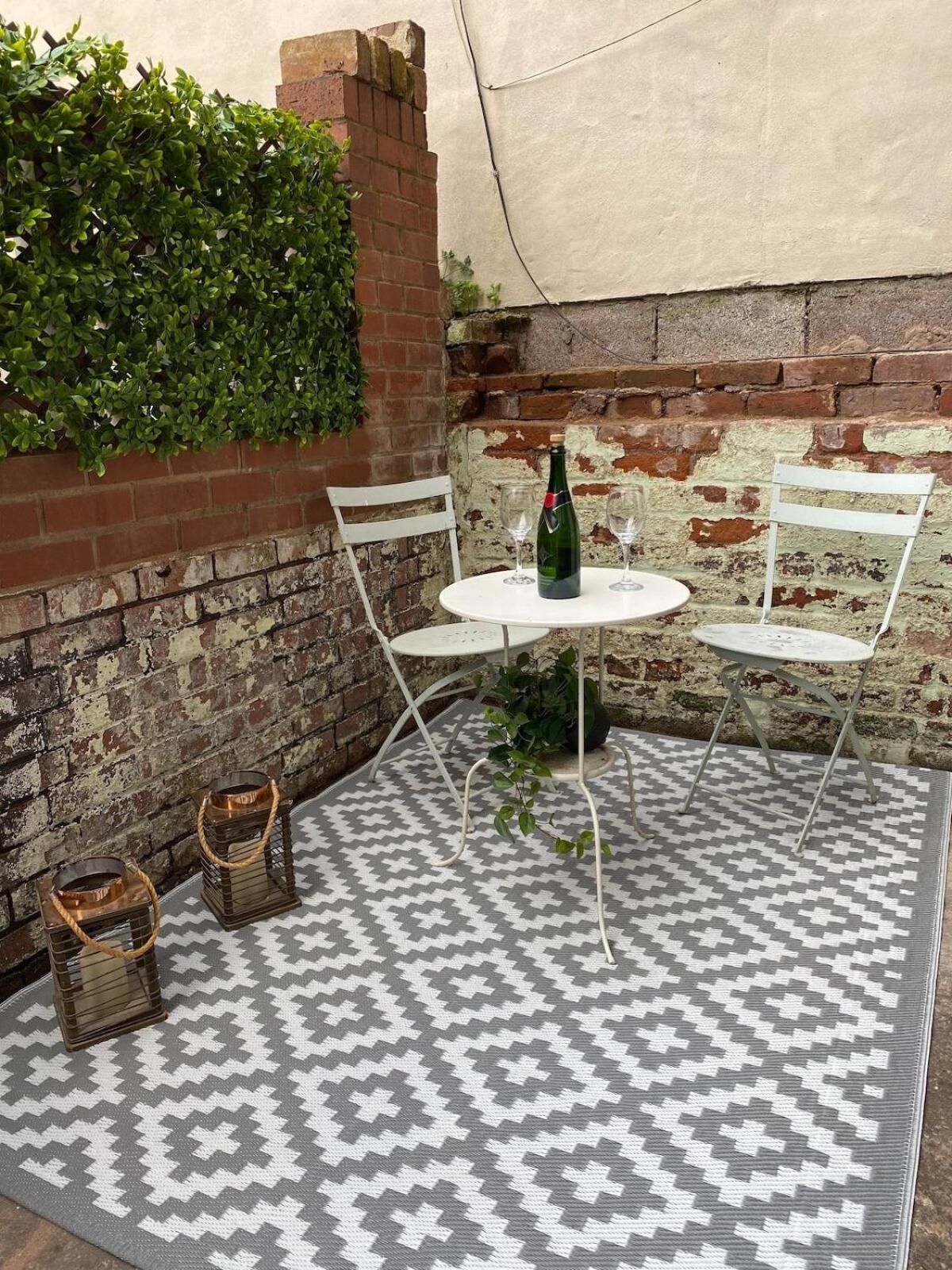 Chapel Court - Centre - Free Parking Available - Entire - Self Check-in - Outside Space - Free Wi-fi * Worcester