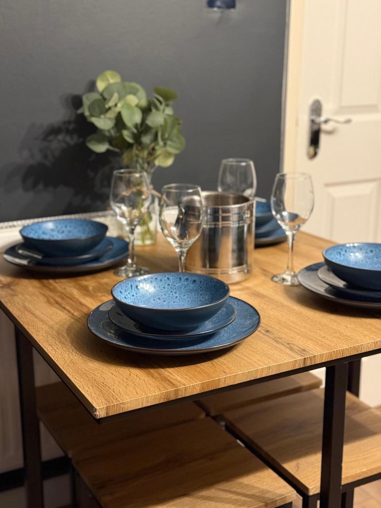 Chapel Court - Centre - Free Parking Available - Entire - Self Check-in - Outside Space - Free Wi-fi *